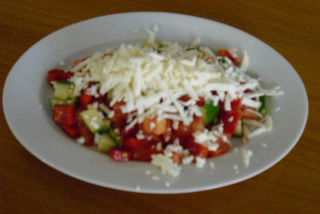 Míchaný salát s kukuřicí (rajče, okurka, paprika, kukuřice,                   balkánský sýr)