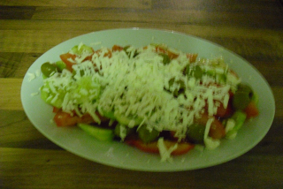 Choriatiky (okurka, paprika, rajče, cibule, olivy, balkánský sýr, zálivka, oregano)