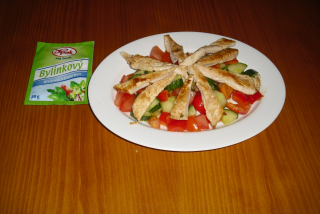Salát s kuřecím masem (rajče, okurka, paprika, dresing, kuřecí maso-100g) 