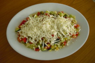Balkánská salátová mísa (ledový salát, paprika, rajče, okurka, pórek olivy, kukuřice, balkánský sýr)