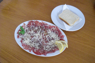 Hovězí carpaccio (carpaccio, parmazán, citron, pečený toustový chléb)     