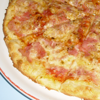 01. Pizza šunková (tomaty, šunka, sýr) 43 cm