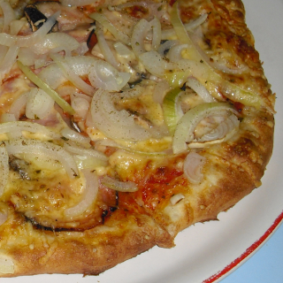 Americká 08. Pizza s anglickou slaninou (tomaty, angl. slanina, žampiony, cibule,sýr) 30 cm