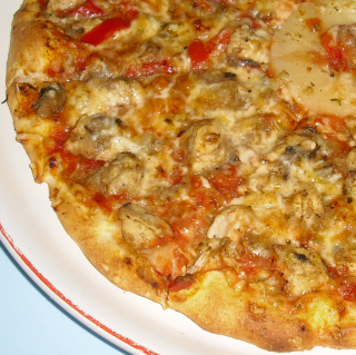 09. Pizza kuřecí (tomaty, kuřecí maso a játra, papriky, žampión, plátek ananasu) 30cm