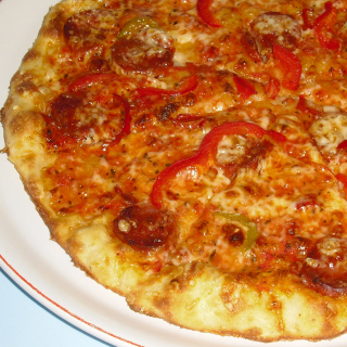 12. Pizza s klobásou (tomaty, chorizo klobása,  papriky, feferony, sýr) 43 cm