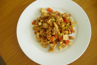 Kuřecí směs (kuřecí prso na nudličky, cibule, česnek, anglická slanina, šunka, paprika, pórek)