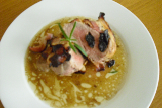 Vepřová panenka plněná švestkama (panenka, sušené švestky, anglická slanina)