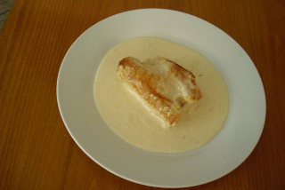 Krůtí prso plněné mozzarelou a parmskou šunkou (krůtí prso, mozzarella, parmská šunka, smetana) 