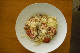Špagety s chorizo klobásou a houbami (chorizo klobása, česnek, žampion, lišky, parmazán)