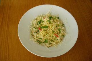 Špagety aglio olio e peperoncino (olivový olej, chilli papričky, česnek, petrželka, parmazán)
