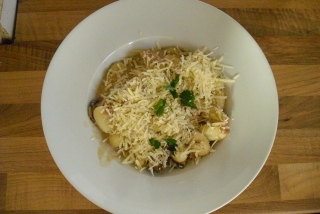 Noky s hříbky (smetanová omáčka, hříbky, anglická slanina, parmazán)