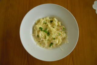 Noky s lososem (smetana, uzený losos, parmazán)