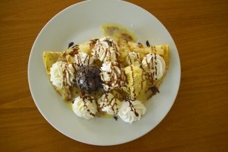 Palačinka Monte Carlo (zmrzlina 2 kopečky, ananas, šlehačka, čokoládová poleva, vaječný koňak)