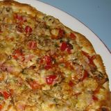 10. Pizza selská kuřecí (tomaty, kuř..maso, paprika, žampiony., jarní cibulky, anglická slanina, sýr) 43cm