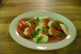 Rajčata s mozzarellou (bazalka, olivový olej)