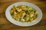 Ovocný salát (ananas, mandarinky, banán, jablko, kiwi, karamel)