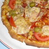 Americká 07. Pizza salámová (tomaty,,salám, rajčata, paprika, feferon, olivy, mozzarella, sýr) 30 cm