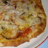 08. Pizza s anglickou slaninou (tomaty,angl. slanina, žampiony, cibule,sýr) 43 cm