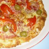 06. Pizza se salámem a šunkou (tomaty, šunka, salám, rajčata, papriky, olivy) 43cm