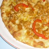 Americká 11. Pizza speciál (vepřové maso, pikantní pyré, papriky, sýr)  30 cm