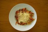 Špagety pikantní (anglická slanina, chilli papričky, olivy, kapary, rajčatová omáčka, parmazán)